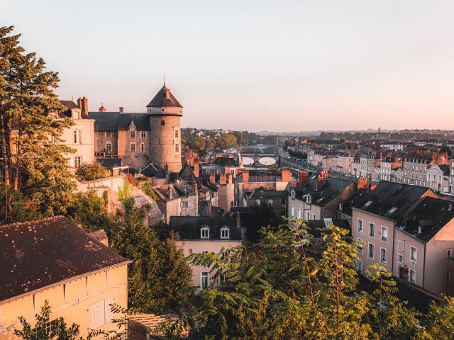 Les toits de Laval et le Vieux Château