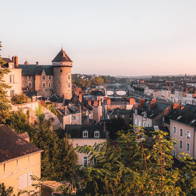 Les toits de Laval et le Vieux Château