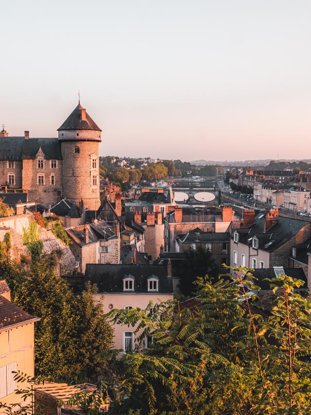 Les toits de Laval et le Vieux Château