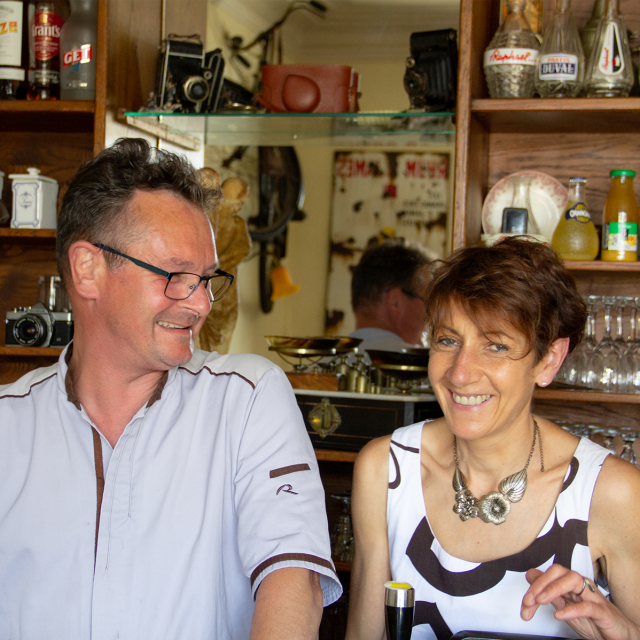 Photo de Nathalie et Emeric Geairon au comptoir de leur restaurant 