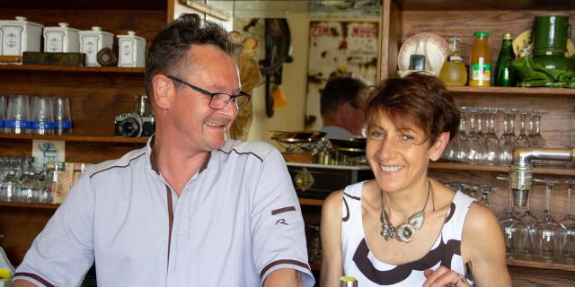 Emeric et Nathalie Geairon derrière le comptoir de leur restaurant A la Bonne place à Montaudin