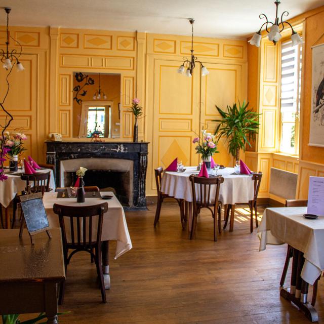 Salle du restaurant A la Bonne place à Montaudin