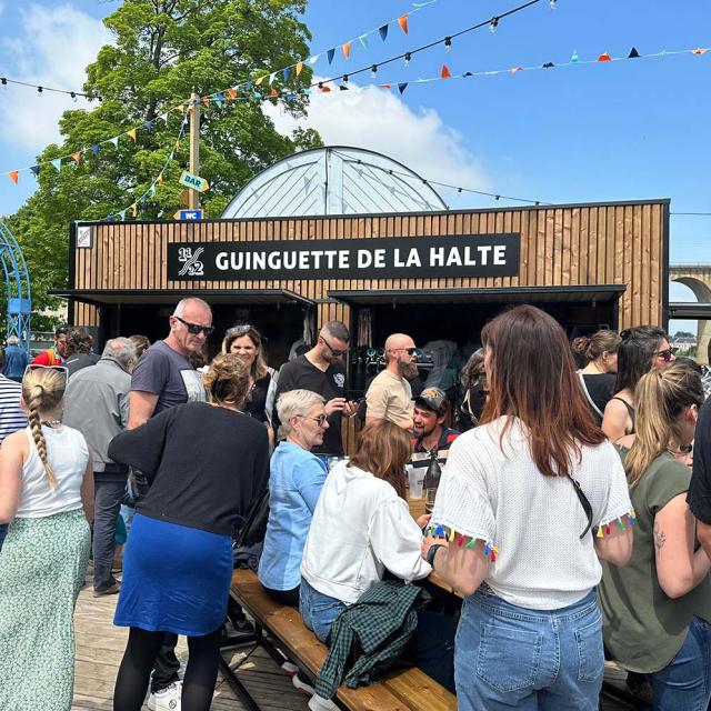 Groupe de personnes attablée à la Guinguette le 11 22