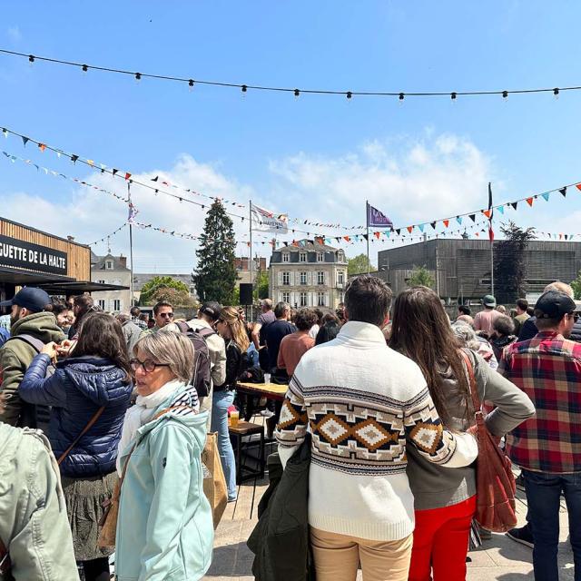 Personnes regroupé sur la terrasse de la guinguette le 11 22