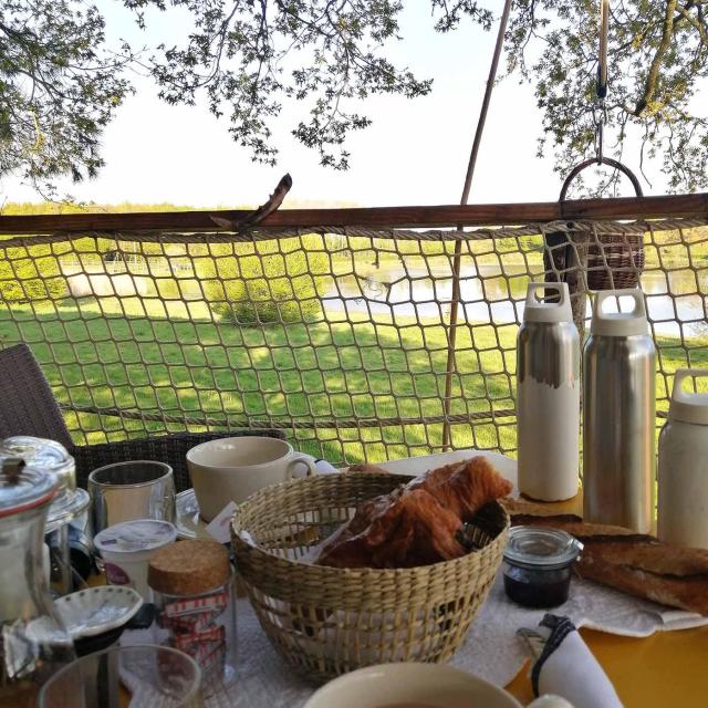 Petit déjeuner sur la terrasse de la Chouette Cabane