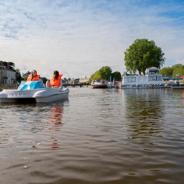 Deux personnes font du pedalo sur la mayenne