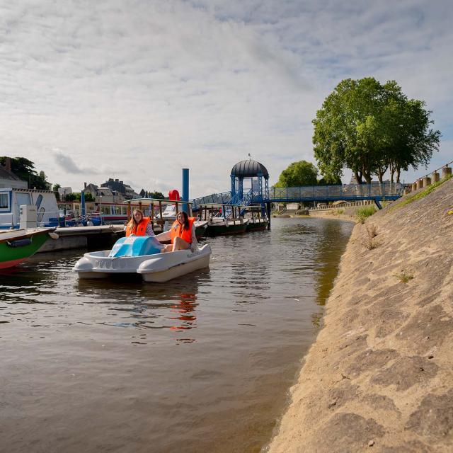 Deux personnes font du pédalo sur la rivière la Mayenne à Laval