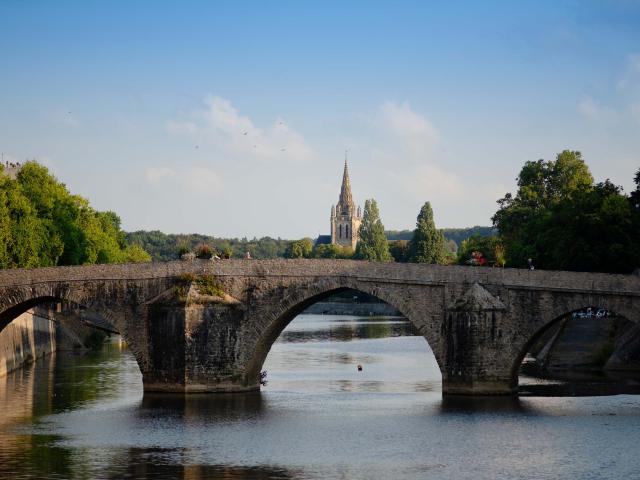 vue du vieux pont de laval avec dans le fond le clocher de Notre-Dame d'Avesnières