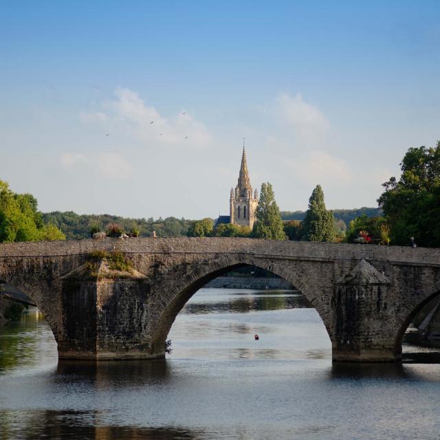 vue du vieux pont de laval avec dans le fond le clocher de Notre-Dame d'Avesnières