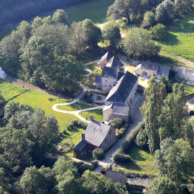 Vue aérienne du moulin à papier à Sainte-Suzanne