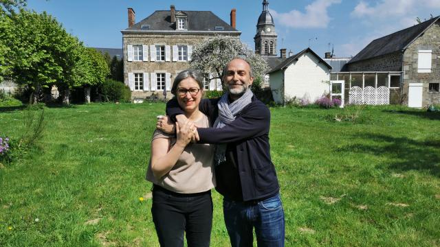 Isabelle Et Jonathan dans le jardin de leur maison d'hôtes