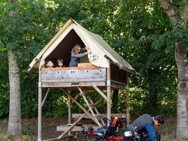 Une famille s'installe dans sa tente bivouac