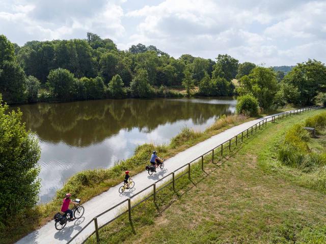 Vue aérienne d'une famille de cyclo touristes qui longe la rivière la Mayenne sur le chemin de halage