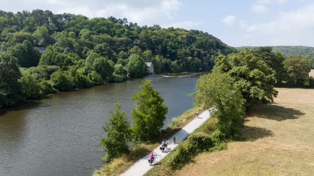 Vue aérienne d'une famille longeant la Mayenne par la Vélo Francette (chemin de halage)