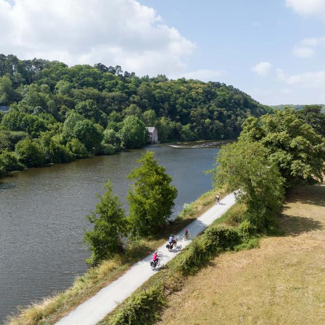 Vue aérienne d'une famille longeant la Mayenne par la Vélo Francette (chemin de halage)