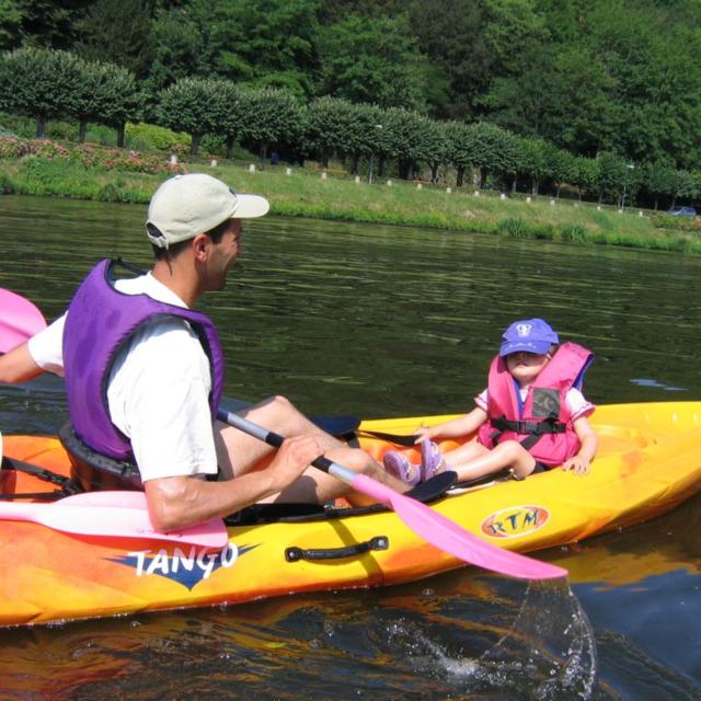 Un père et sa fille sont sur un kayak sur la rivière la Mayenne