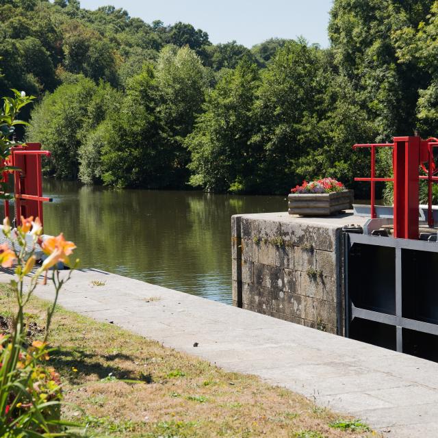 Ecluse de Corcu sur la rivière La Mayenne joliment fleurie