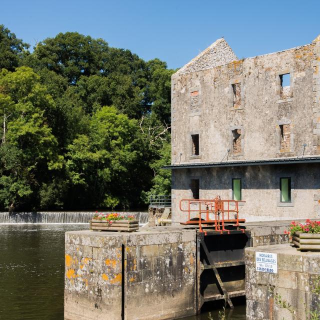 Ancien bâtiment de l'écluse de la Roche sur la rivière La Mayenne