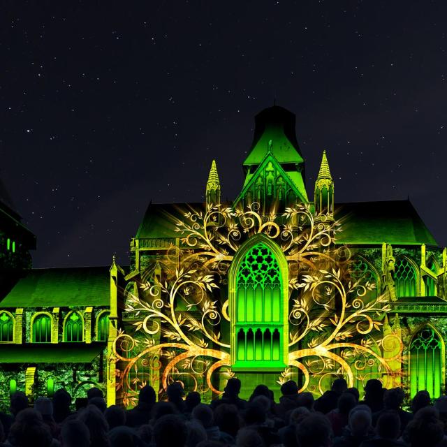 Projection d'illuminations sur la Basilique d'Evron