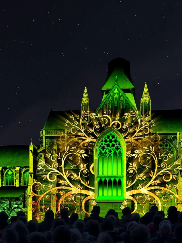 Projection d'illuminations sur la Basilique d'Evron