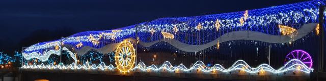 le pont Aristide Briand enjambant la rivière La Mayenne à Laval, décoré de lumières de Noël.