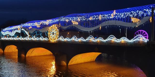 le pont Aristide Briand enjambant la rivière La Mayenne à Laval, décoré de lumières de Noël.