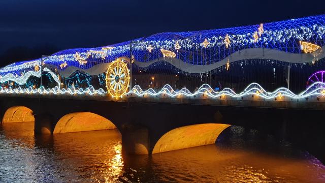 le pont Aristide Briand enjambant la rivière La Mayenne à Laval, décoré de lumières de Noël.