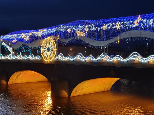 le pont Aristide Briand enjambant la rivière La Mayenne à Laval, décoré de lumières de Noël.