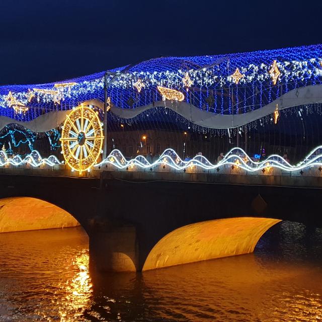 le pont Aristide Briand enjambant la rivière La Mayenne à Laval, décoré de lumières de Noël.