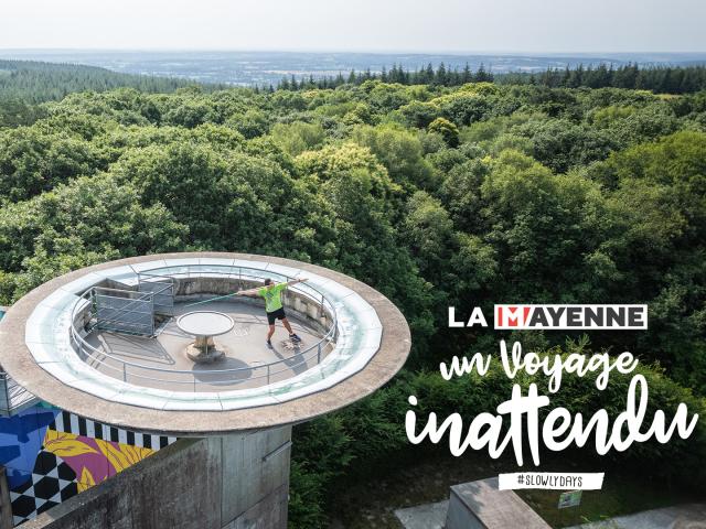 Un athlète s'apprête à lancer son javelot du haut du belvédère du mont des Avaloirs.