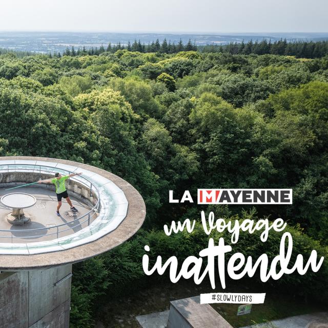 Un athlète s'apprête à lancer son javelot du haut du belvédère du mont des Avaloirs.