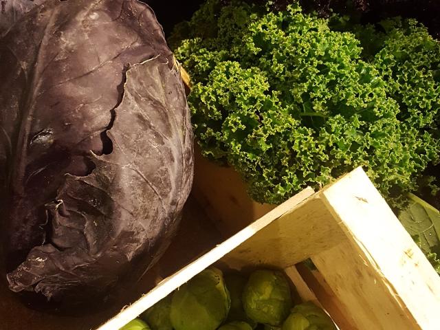 un panier de légumes de saisons aux couleurs vives et variées.