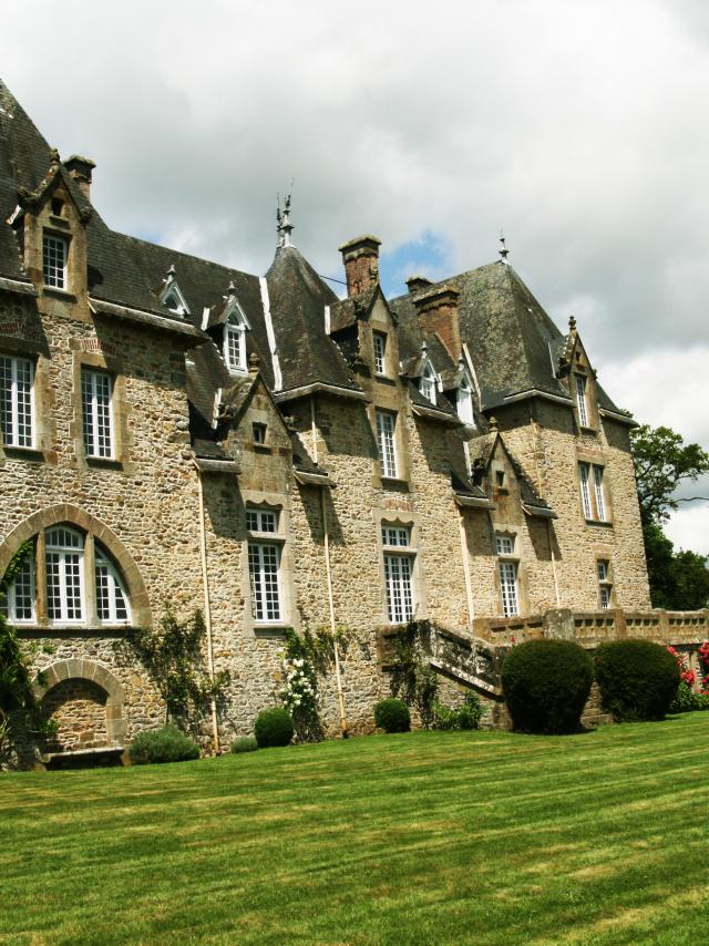 Vue extérieure du manoir de style anglais et son jardin