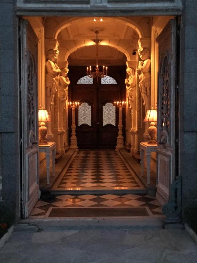 L'entrée de la chambre d'hôtes de la Maison d'Hercule entourée d'impressionnantes statues.