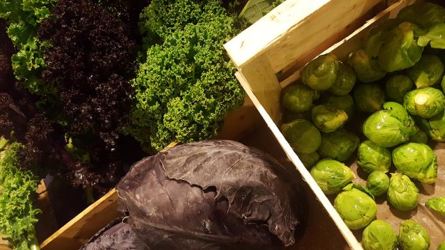 un panier de légumes de saisons aux couleurs vives et variées.