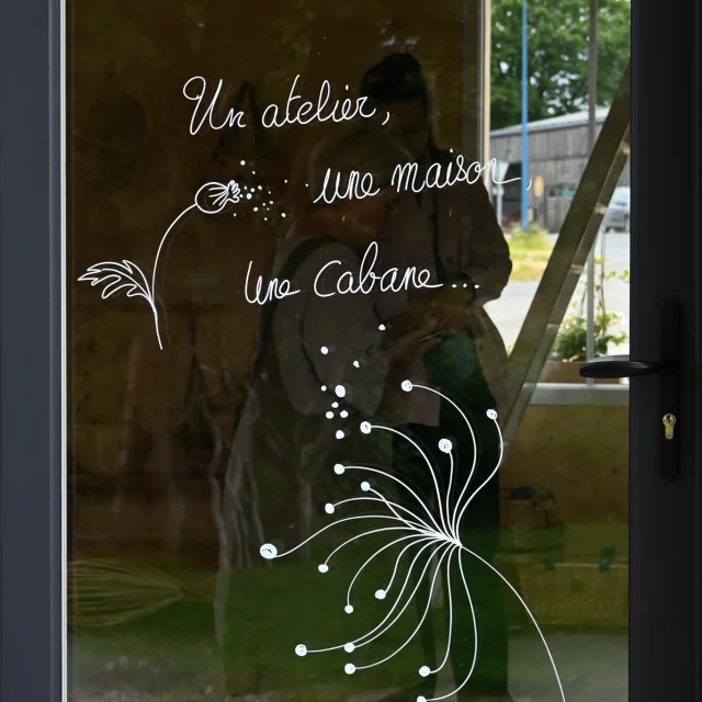 Sur une vitre de l'atelier de vannerie de Judith Gruault on peut lire une inscription : 