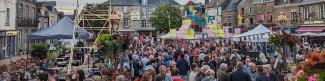 Une foule rassemblées sur la place de lassay les Châteaux pour Les Entrelaces 2023