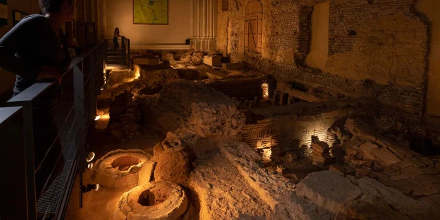 vue des thermes d'Entrammes. la pièces est plongée dans une relative pénombre. A gauche on voit une visiteuse qui les regarde