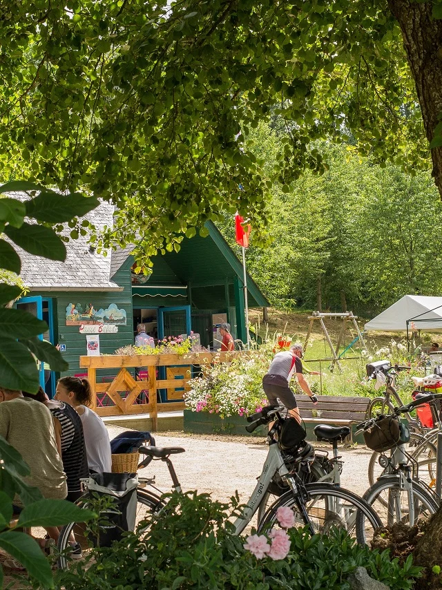 A la Halte Fluviale de Montgiroux au cœur de la nature des promeneurs font un pique-nique.