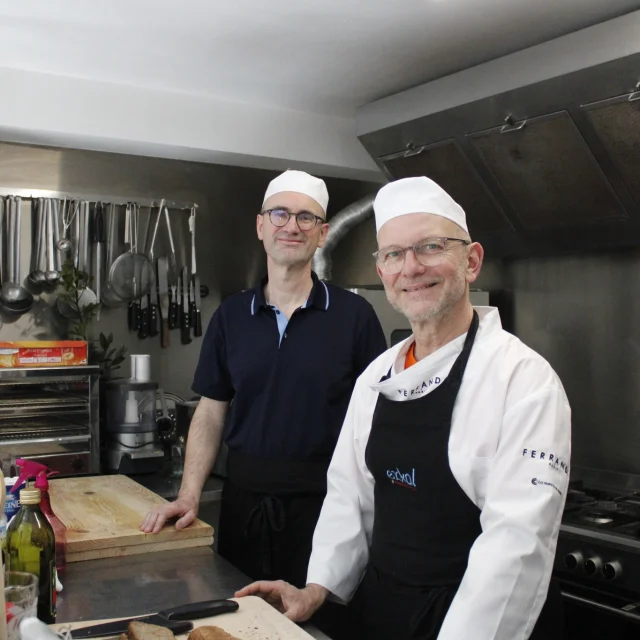 Rémy et François dans la cuisine de leur restaurant aux Saisons.