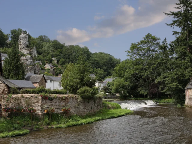 A Chailland, vue sur la rivière l'Ernée et le rocher de la Vierge