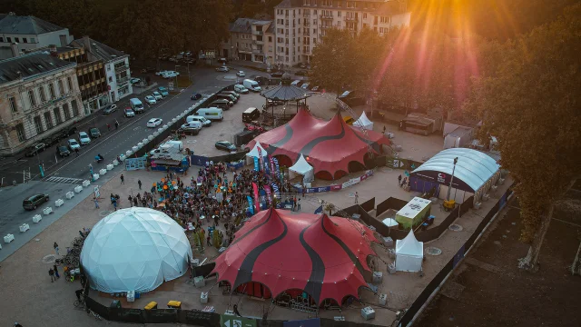 vue aérienne du village Boston pendant le festival Le Chainon Manquant. On y voit deux chapiteaux.