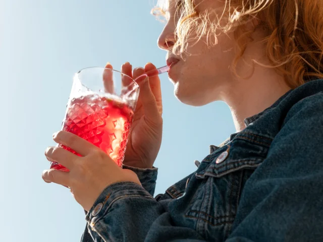 Boisson sans alcool à la paille