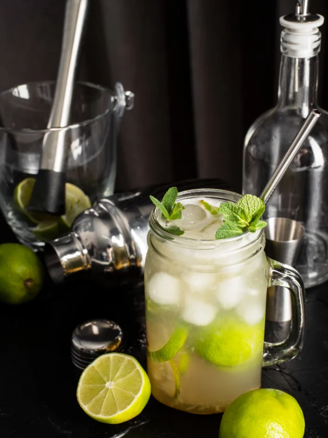 Cocktail mojito avec du citron et des glaçons