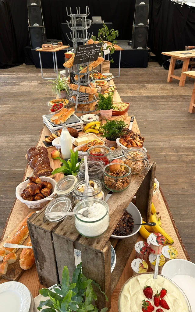 grande table en bois sur laquelle sont disposés les différents plats proposés lors des brunchs à La Préhouillère à Bouère en Mayenne.